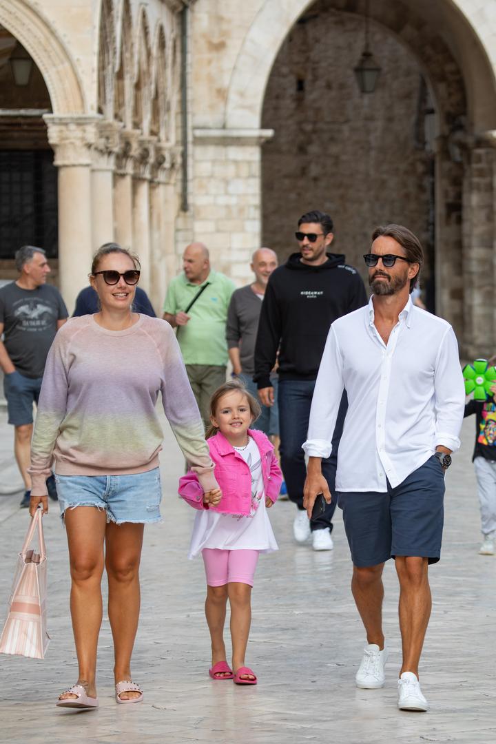 Tamara je za šetnju Dubrovnikom odabrala torbu Christiana Diora koja je cijenom malo pristupačnija. Model kakav je ona nosila stoji do 20 tisuća kuna.