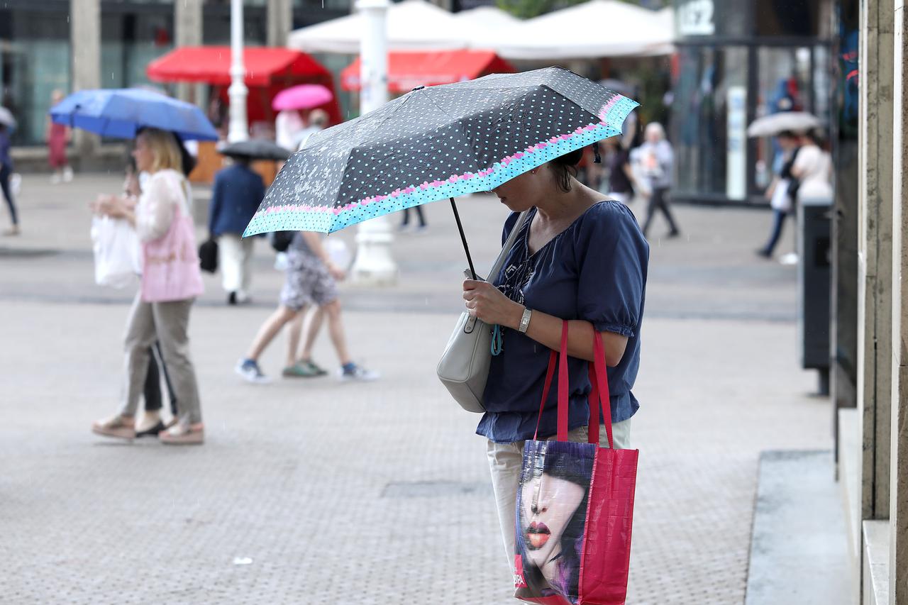 Proljetni pljusak rashladio je u podne centar grada