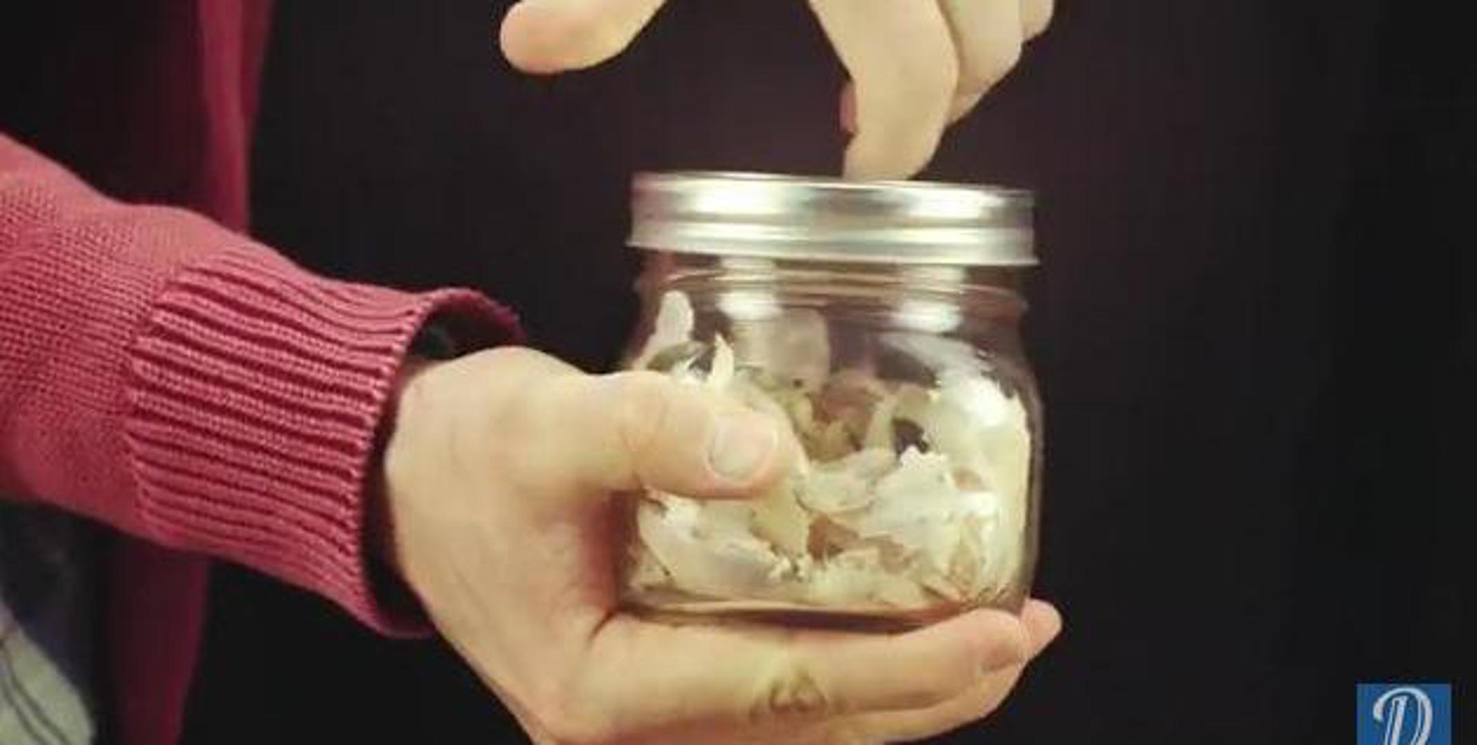 Protiv zubobolje - Natopite blazinicu uljem od češnjaka i stavite na zub koji vas boli. Sastojak allicin pomaže u smanjenu boli i djeluje protuupalno. 