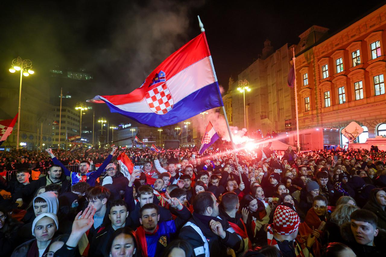 Zagreb: Bakljada na Trgu bana Josipa Jelačića povodom dočeka rukometaša 