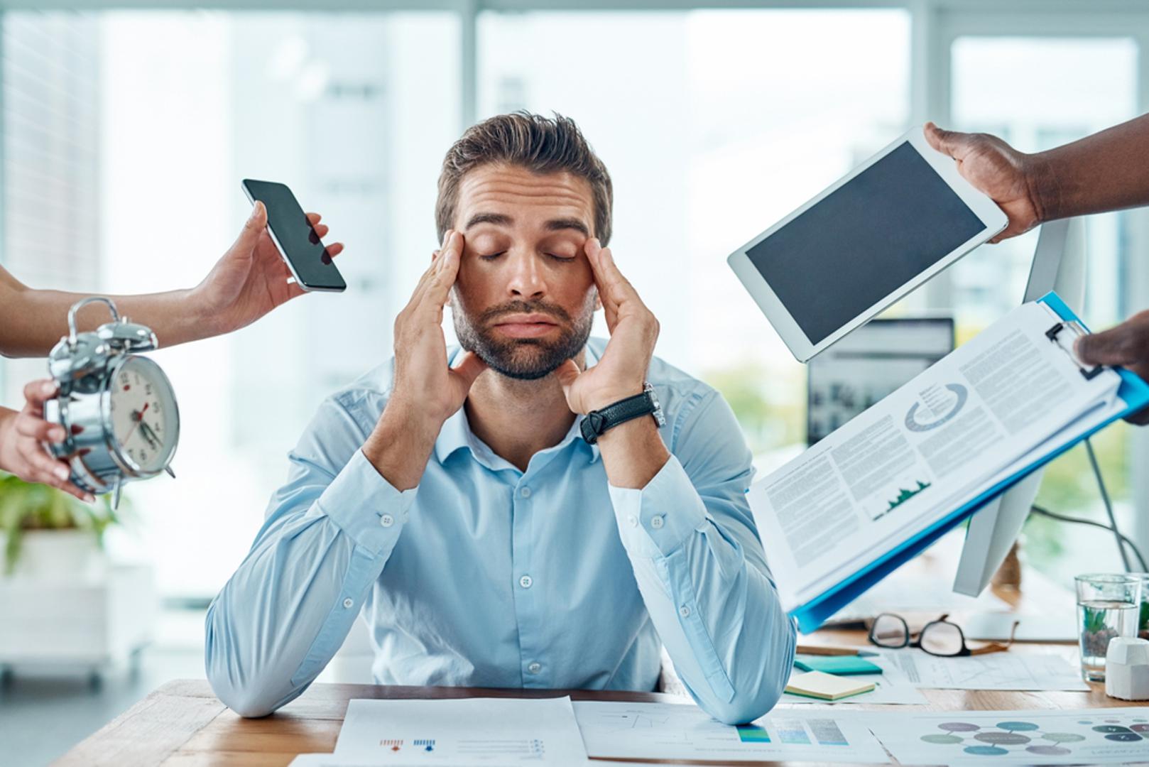 Burnout nije rezerviran samo za perfekcioniste ili empatične duše, ali se kod nekih karaktera brže razvija jer kombiniraju visoka očekivanja, potrebu za kontrolom i sklonost preuzimanju tuđih emocija. U nastavku izdvajamo četiri znaka koji se po astrološkom simbolizmu najčešće sapliću o vlastitu odgovornost zbog čega za njih funkcije 'na prvoj crti' često nisu najbolji izbor.