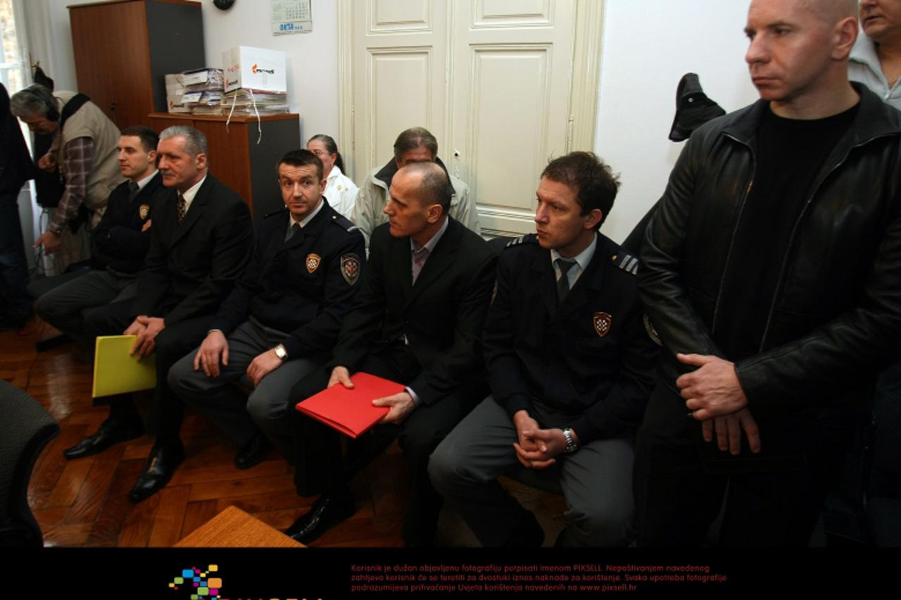 '13.12.2011., Zupanijski sud, Zagreb - Sudjenje Frani Drlji i Bozi Krajini za ubojstvo Srba u selu Grubori. Svjedocili su Zdravko Janjic, sef specijalne policije i Josip Turkalj, bivsi specijalac. Pho