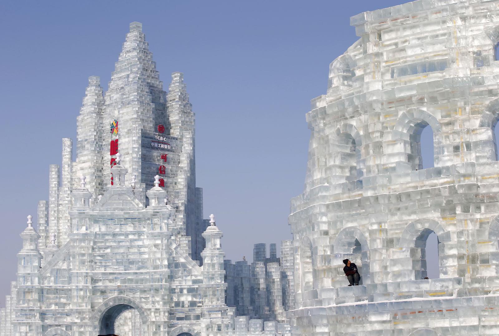 Как называется большой ледяной дворец снежной королевы. Харбин дворец льда. Харбин ледяной город. Ледяной дворец в Харбине. Харбинский фестиваль ледяных скульптур.