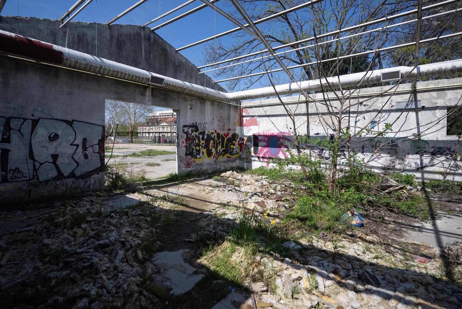 Umjesto izvorne namjene, otkako je propala postala je okupljalište skvotera, često su ondje zalazili i ljudi koji bi se opijali i drogirali. 