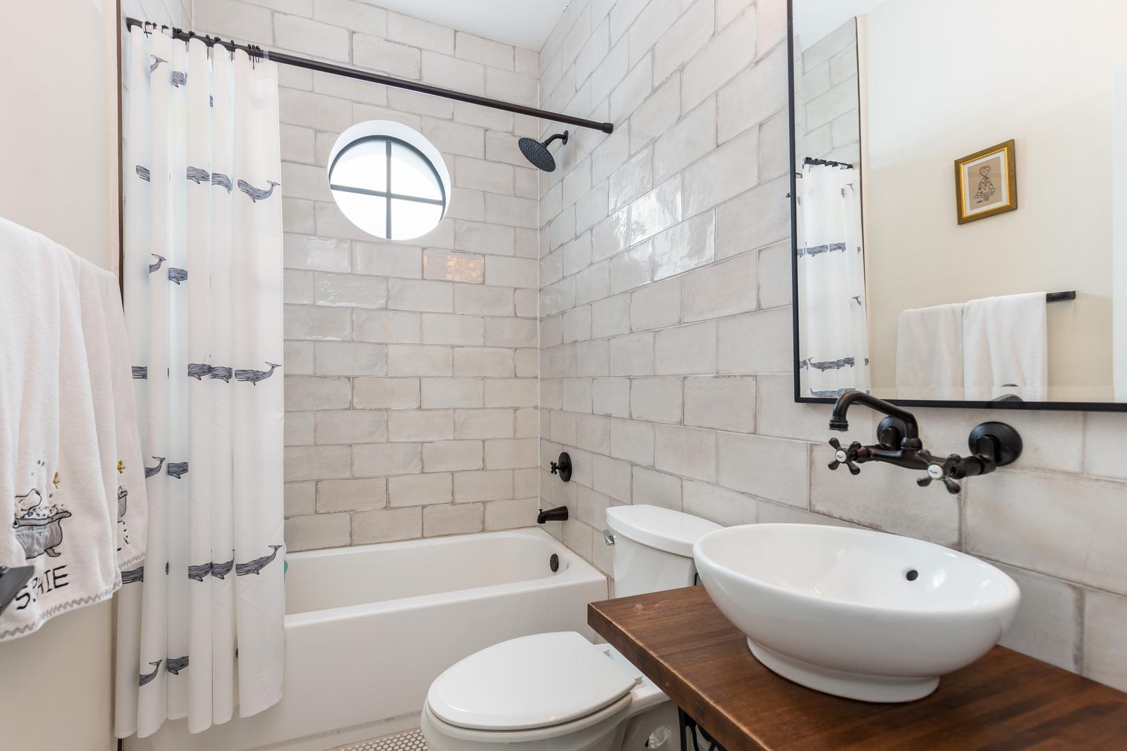 Iako kupaonicu smatramo “najčistijom prostorijom u domu”, upravo ona krije neke od najvećih izvora bakterija. Uz nekoliko jednostavnih navika i redovito čišćenje, možete značajno smanjiti njihovo širenje i učiniti kupaonicu doista čistim mjestom.