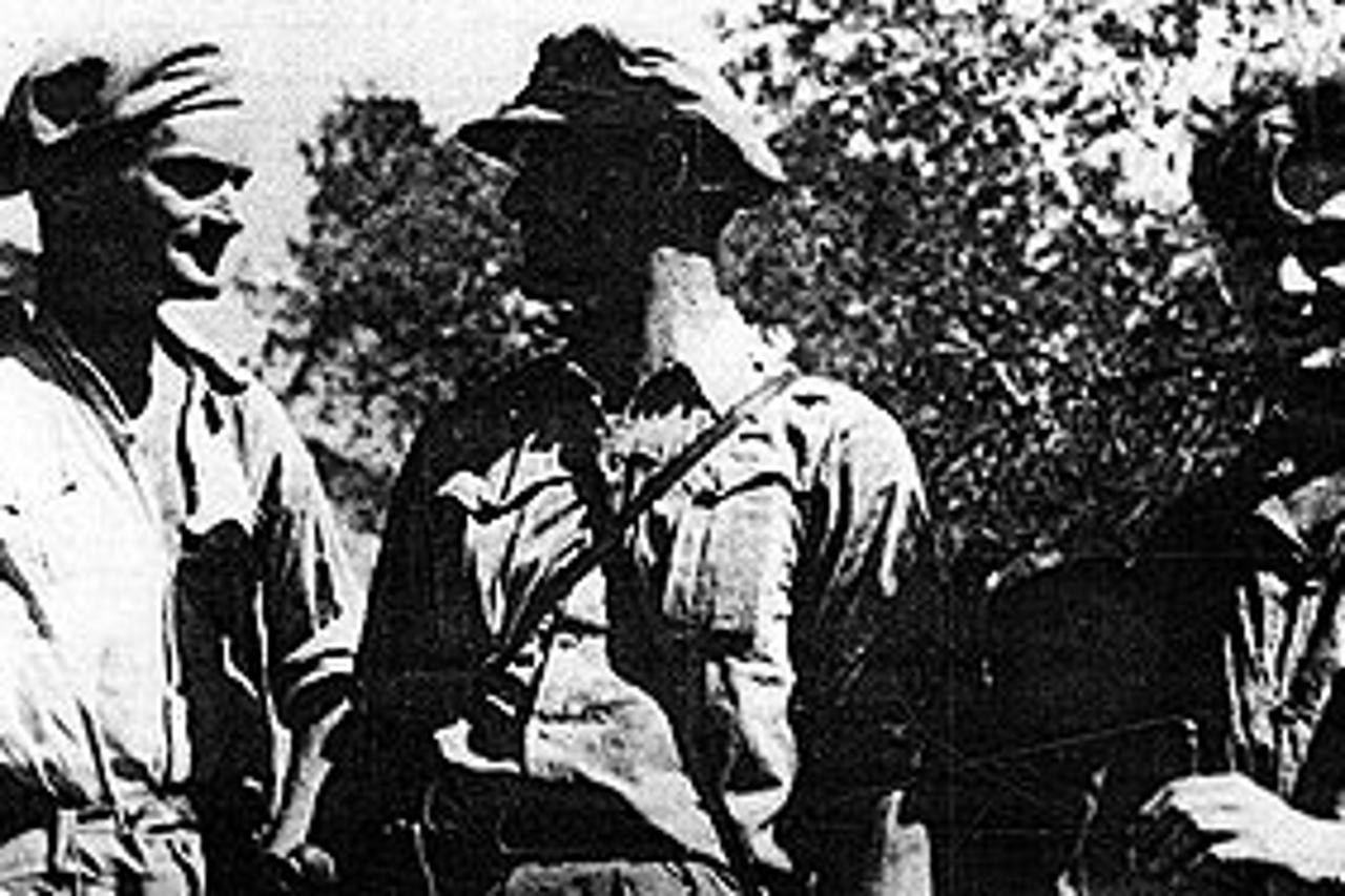 Tito (prvi slijeva) u društvu dva 'španjolca'