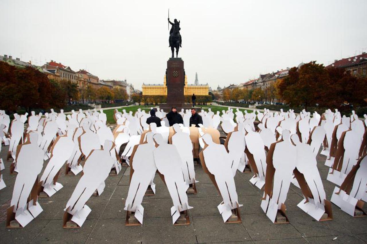 Bijeli ljudi na Tomislavovom trgu (1)