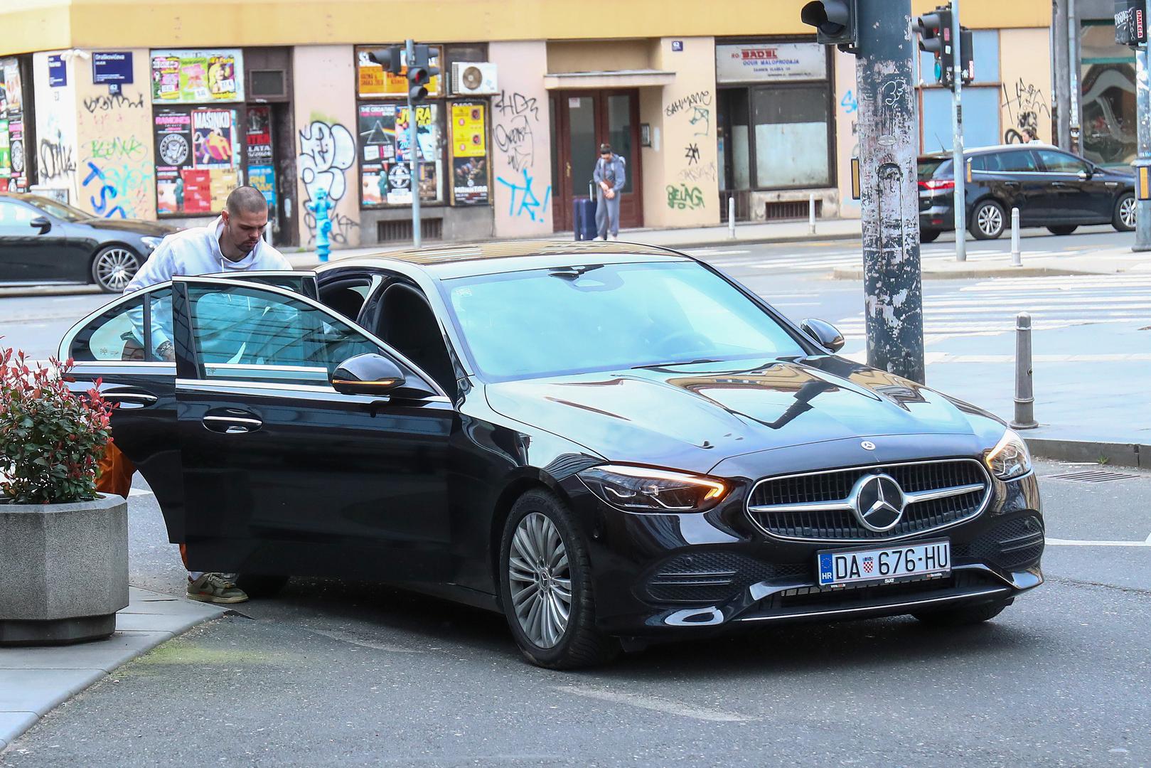 Golman Dominik Kotarski na okupljanje 'vatrenih' uoči pripremnog turnira u Egiptu prošle godine stigao je u Mercedesu E klase koji košta više od 50.000 eura