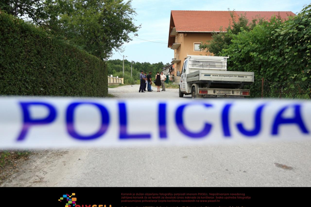 '03.07.2012., Zagreb - Muskarac  smrtno strado od eksplozije bombe ispred svoje kuce . Policija provodi kriminalisticko istrazivanje.  Photo: Zeljko Lukunic/PIXSELL'