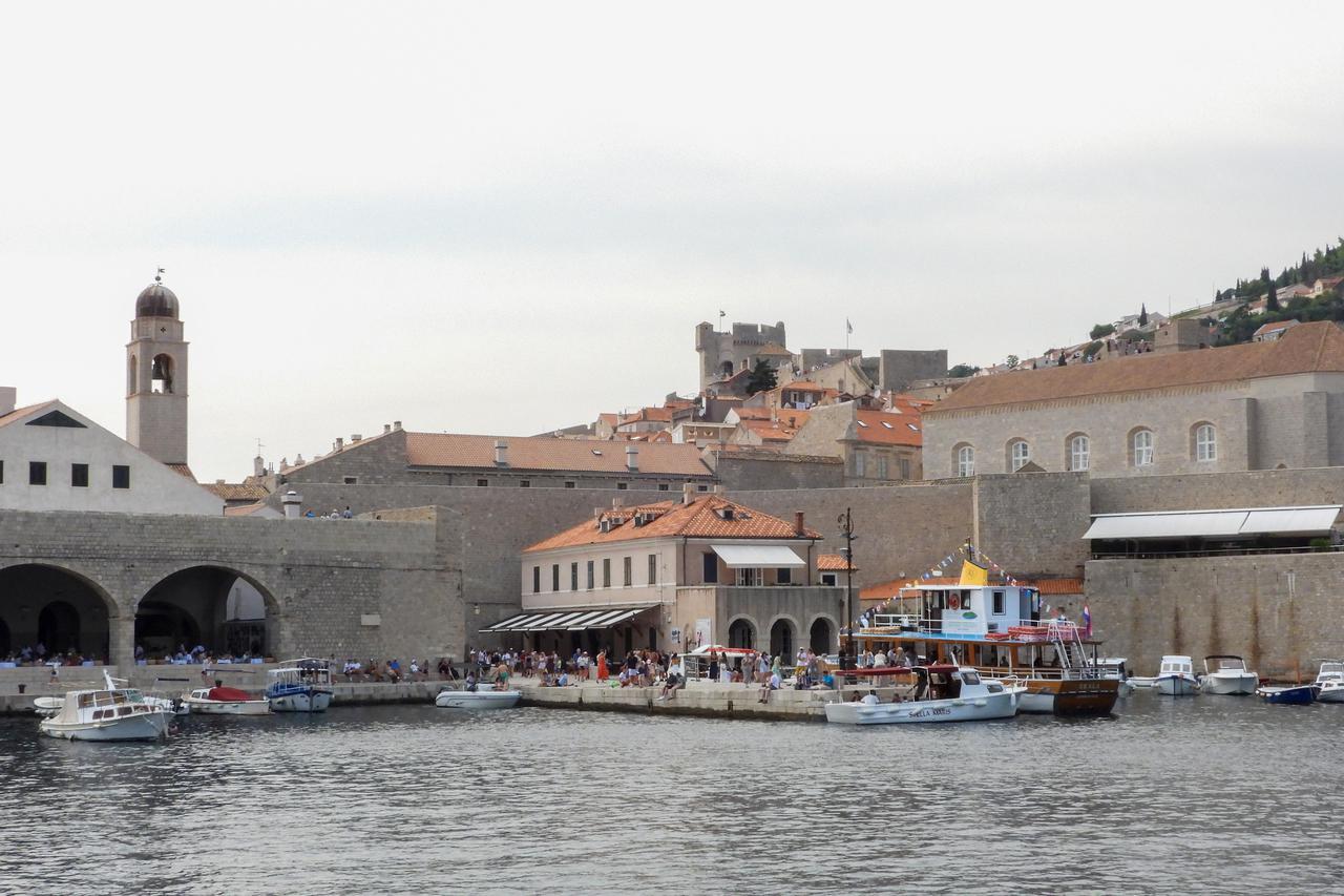 Dubrovnik ljeti, tisuće posjetitelja, ali i bogata ponuda za svakoga
