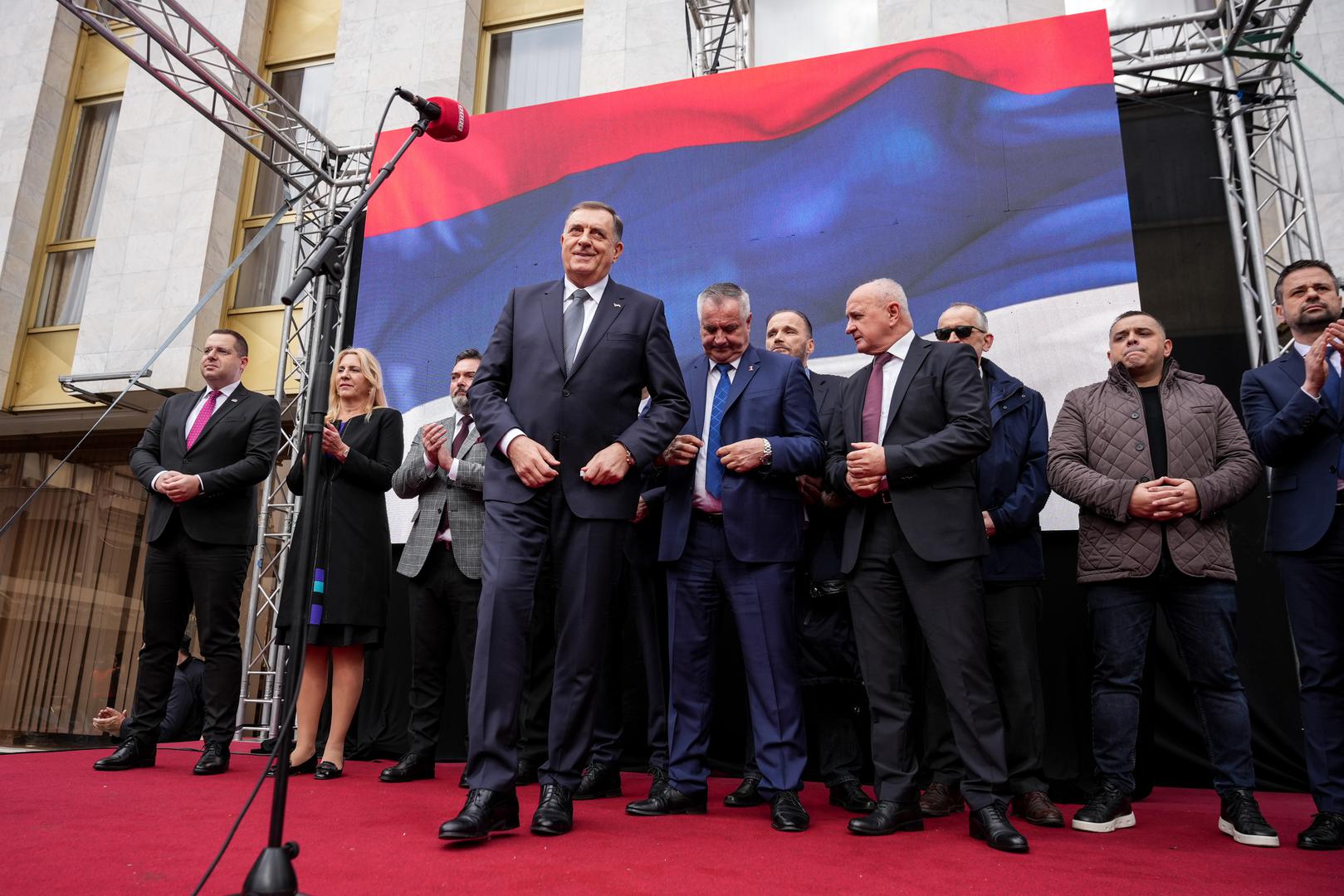 Dodik je optužen za nepoštovanje odluka visokog predstavnika Christiana Schmidta. 