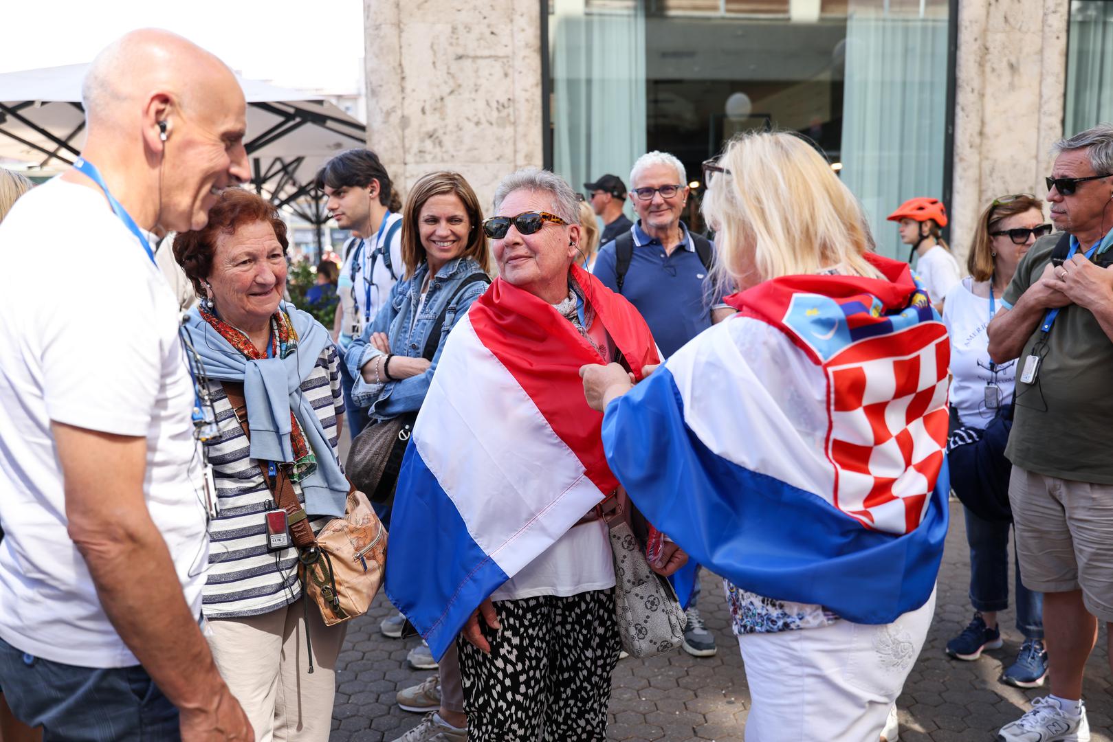 Okupljeni HDZ-ovci ponovili su za njom: "Živjela Hrvatska!".