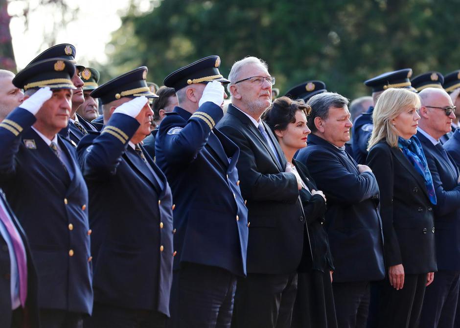 Milanović uručio odlikovanja policijskim službenicima povodom Dana policije