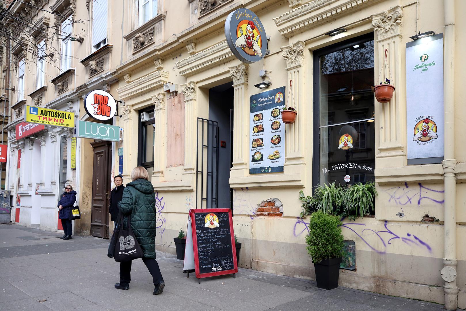 Simpatična jezična kombinacija brzo je privukla pažnju prolaznika i izazvala osmijehe