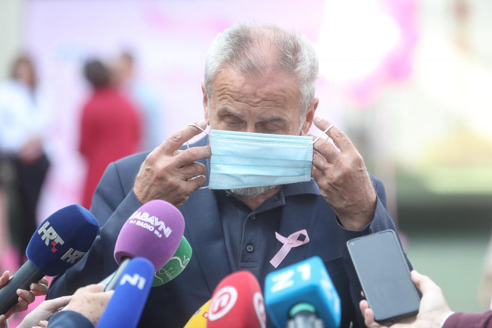 Opet je imao problema sa stavljanjem zaštitne maske.