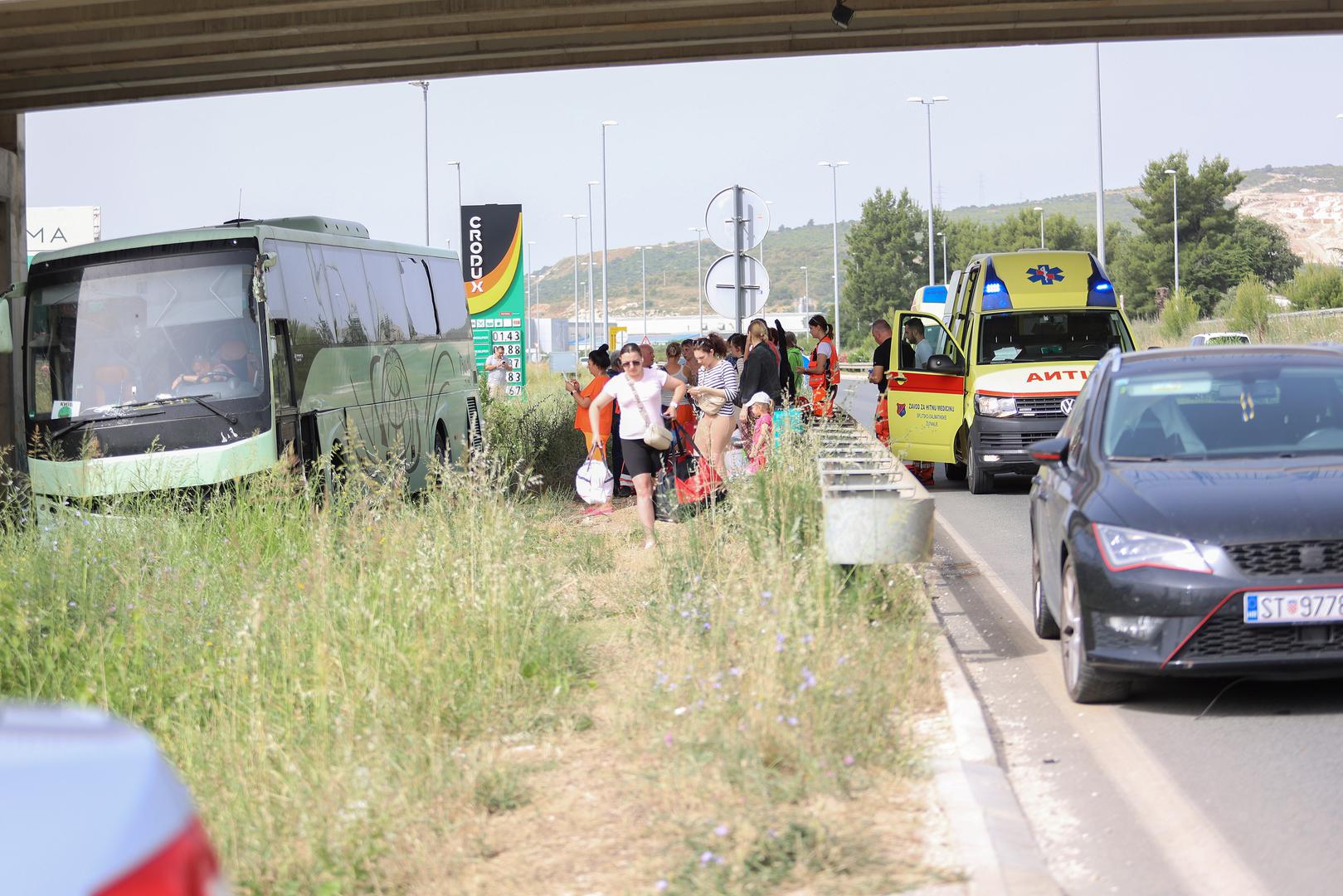 22.06.2024., Kastel Stafilic, na magistrali iz smjera Trogir-Split autobus ukrainskih tablica sletio sa ceste, na terenu sve zurne sluzbe. Photo: Ivana Ivanovic/PIXSELL