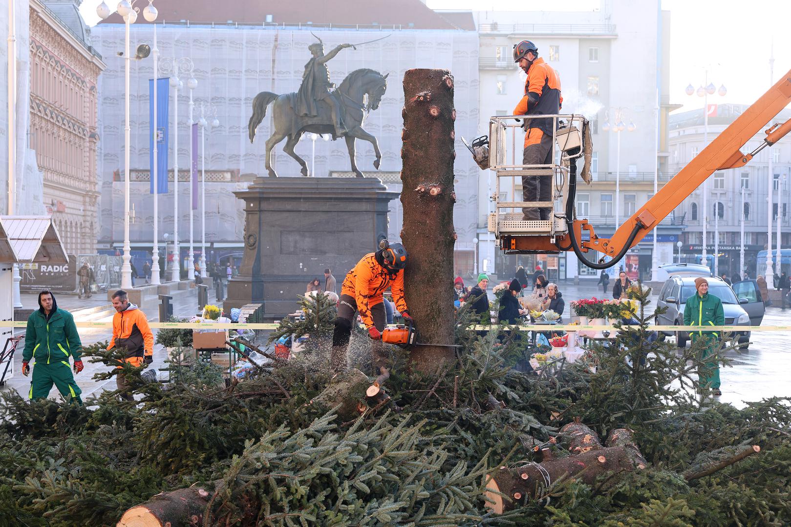 Gradske službe jutros su krenule skidati božićnu jelku s Trga bana Jelačića.