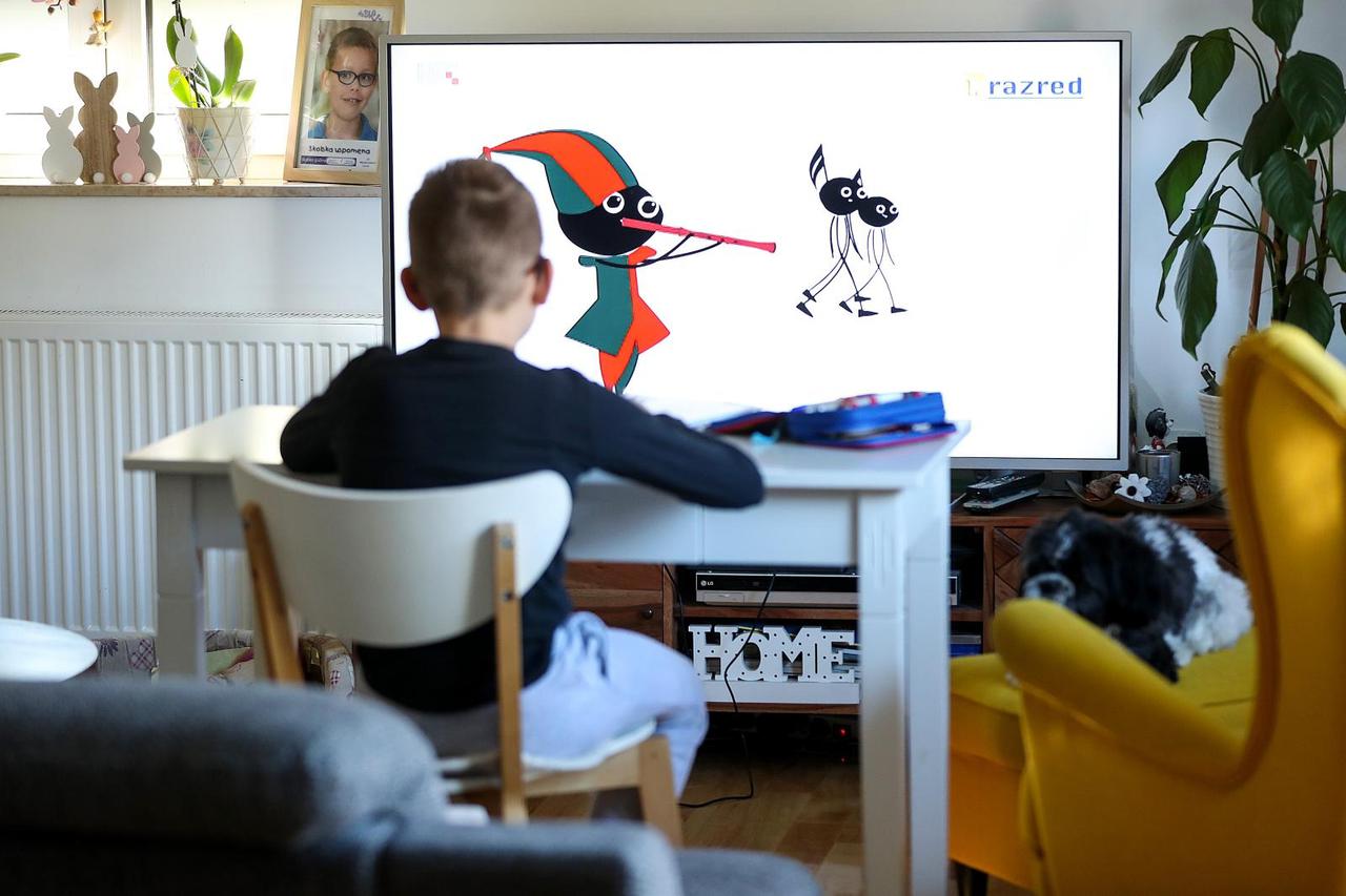 Zagreb: Ministrica Divjak zaigrala badminton tijekom obilaska škole i provjere novog načina rada