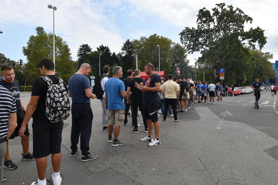 Zagreb: Stotine navijača satima strpljivo čekaju u redu kako bi nabavili ulaznice za utakmicu između Dinama i Chelseaja 