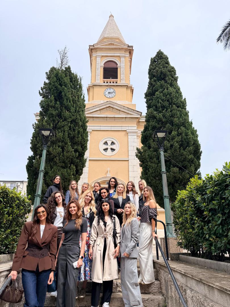 U pripremama je sudjelovala i aktualna Miss Universe Hrvatske 2025., Laura Gnjatović, koja je finalistice savjetovala i pomagala im u usavršavanju nastupa na pozornici. 