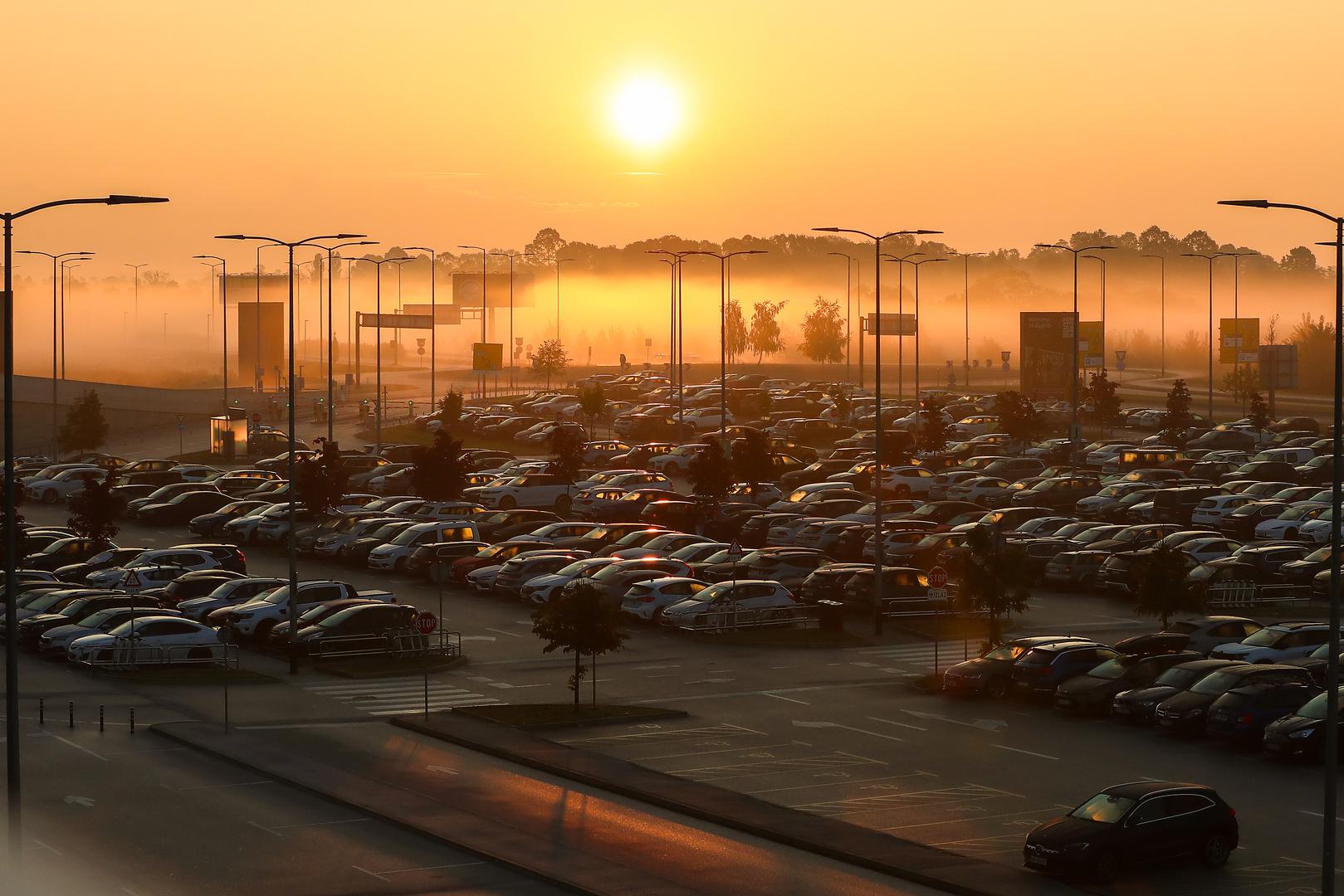 Sunce je danas, prema stranici Meteocast, izašlo u 05:51, a zaći će u 19:58. Prema tome, dan traje 14:07, a noć 09:53 minute. 