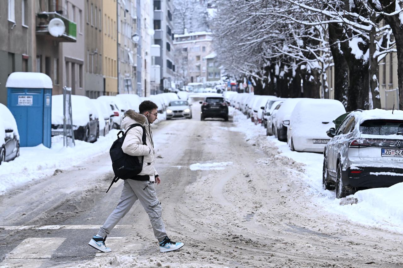 Zagreb: Snijeg zabijelio grad