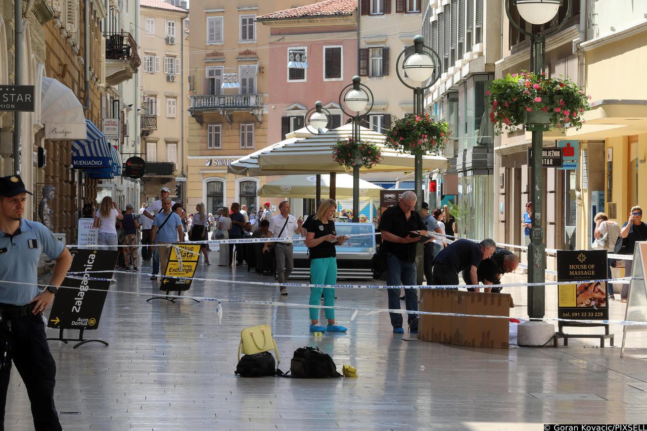 Rijeka: Policijski očevid na mjestu pogibije osobe u Starčevićevoj ulici