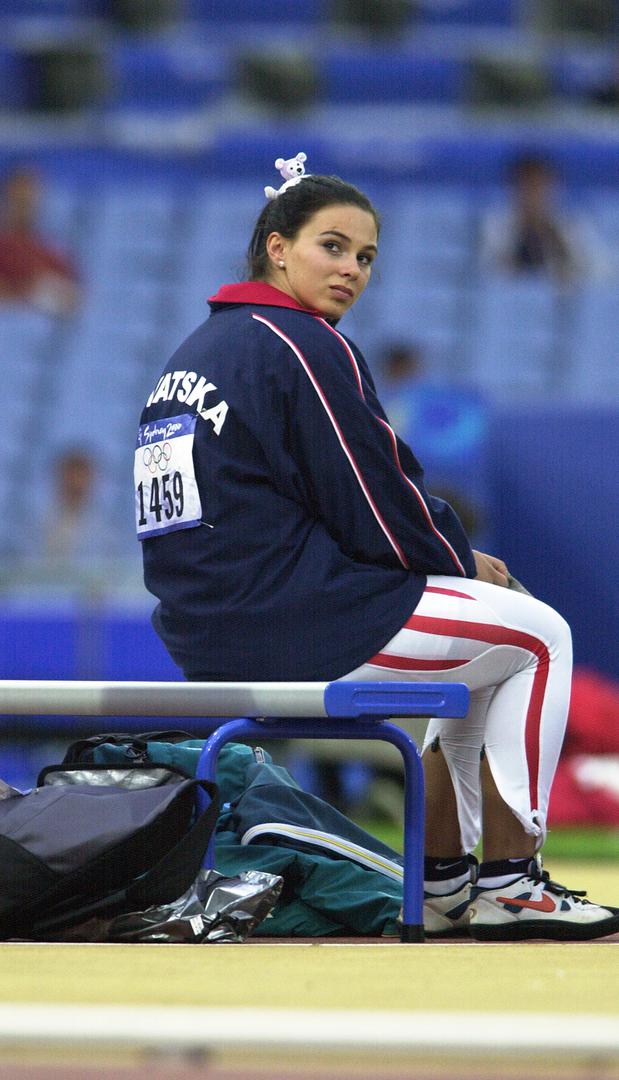 Rodom je iz Like, a u svom najranijem djetinjstvu živjela je u Trnovcu kraj Gospića.