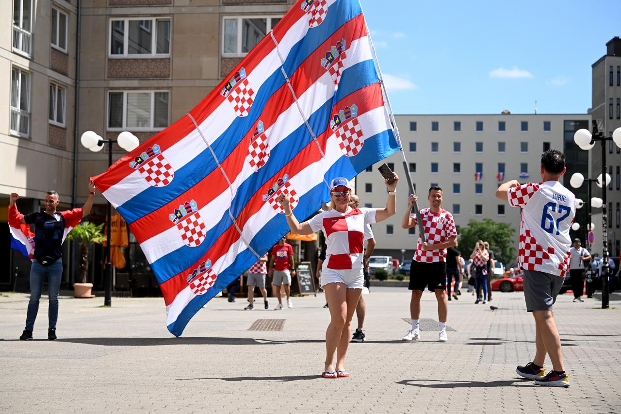 Leipzig: Hrvatski navijači zapjevali uz harmoniku