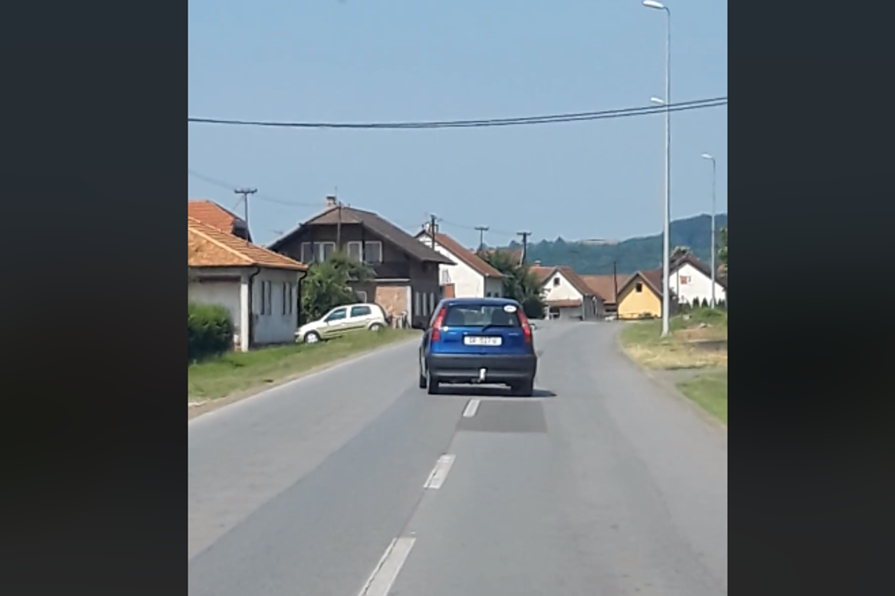 Fiat Punto vrluda po cesti