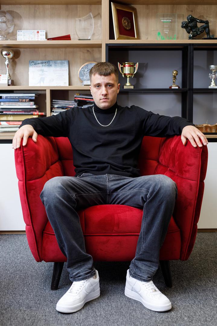 Nakon toga prebacio se u Obrtničku školu, smjer - frizer. 