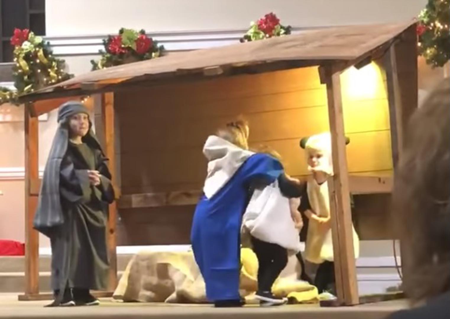 No, djevojčica se nije dala smesti te ju je ponovno uzela. Što se dalje dogodilo pogledajte u VIDEU u nastavku galerije. 