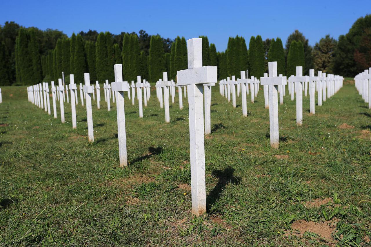 Vukovar: Polaganjem vijenaca na Memorijalnom groblju obilježen Dan vukovarskih branitelja