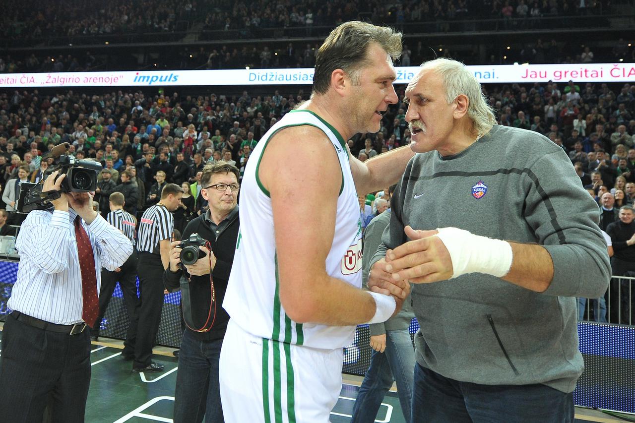 1274116 Lithuania, Kaunas. 10/28/2012 ??algiris Kaunas' Arvydas Sabonis, left, and CSKA Moscow's head Vladimir Tkachenko after the basketball match between ??algiris and CSKA former players. Sergey Kuznecov/RIA Novosti