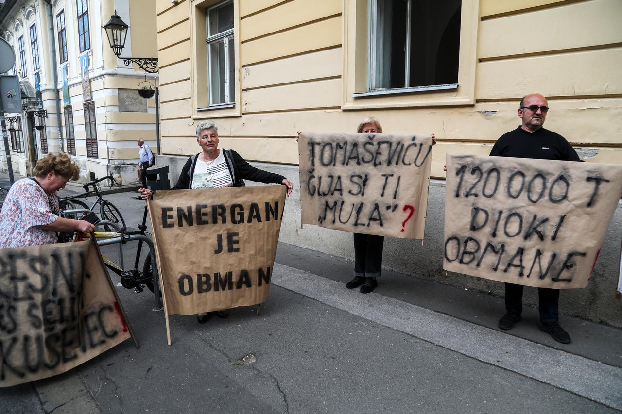 Zagreb: Prosvjedni performans Udruge za zaštitu okoliša Resnik