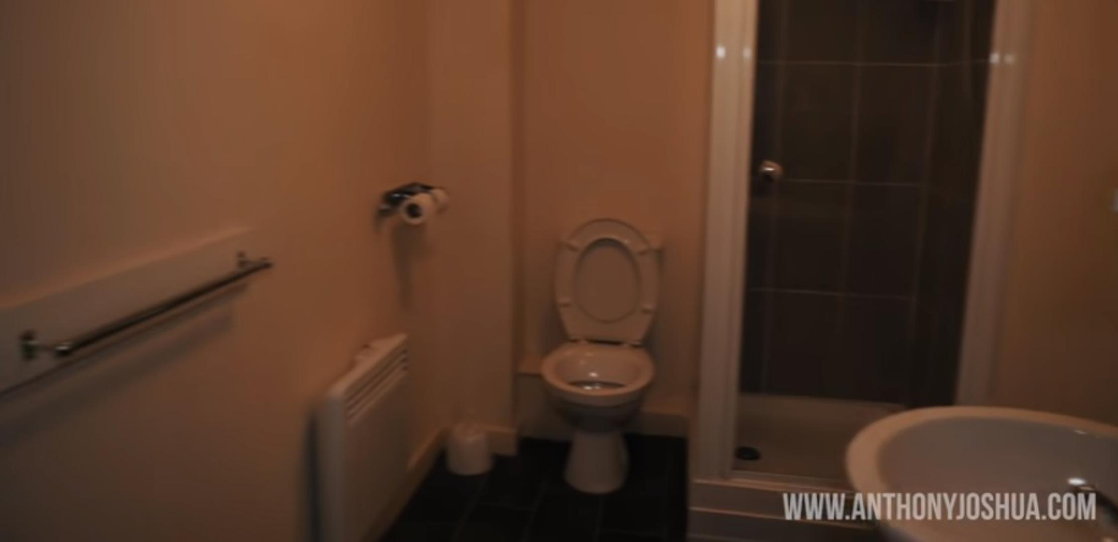 Joshua je zatim pokazao WC i dodao: – Oprostite zbog smrada