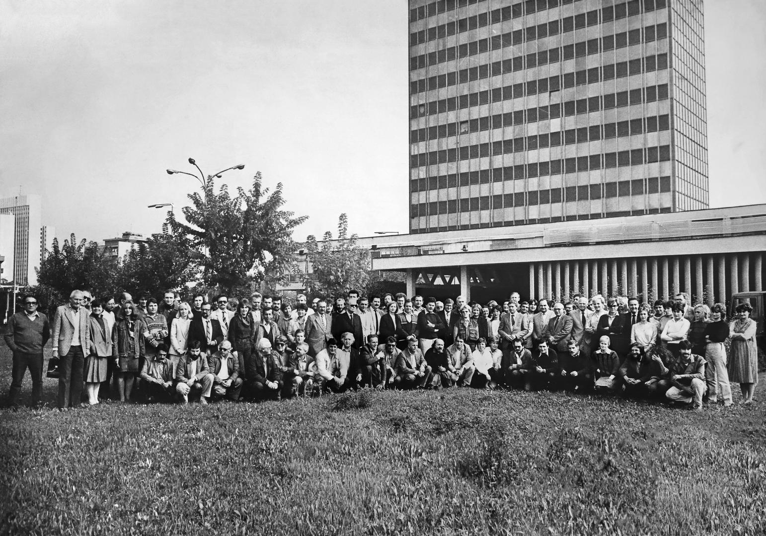 Vjesnikov neboder, koji je izgorio u požaru, bio je epicentar najmoćnije novinsko-izdavačke kompanije jugoistočne Europe. Na vrhuncu 1980-ih zapošljavao je više od 5000 ljudi i godišnje prodavao preko 200 milijuna izdanja.