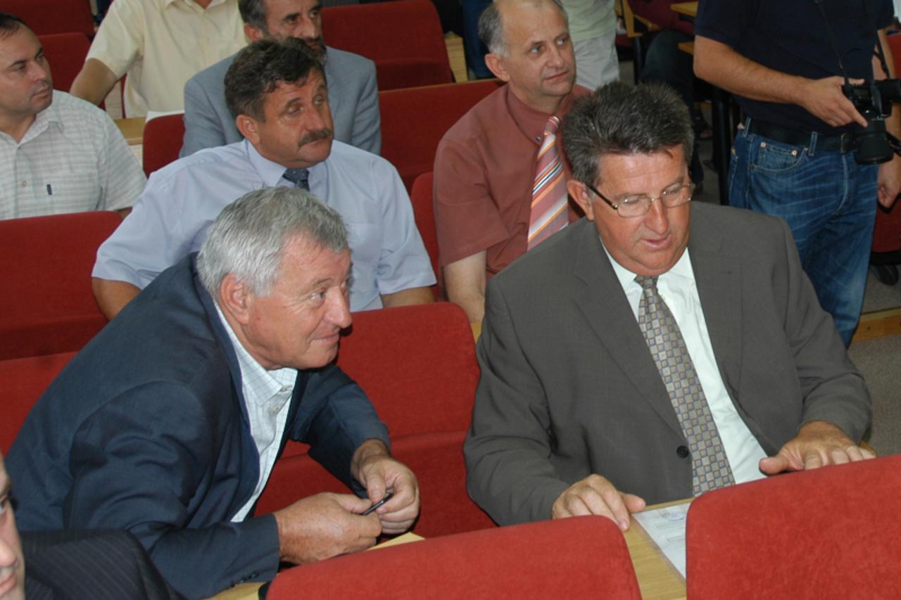 \'26.01.2011., Bjelovar - SDP-ovca Milana Suznjevica (prvi s lijeva) bivseg gradonacelnika Garesnice, tereti se za zlouporabu polozaja i ovlasti na nacin da je tijekom 2008. godine pribavio protupravn