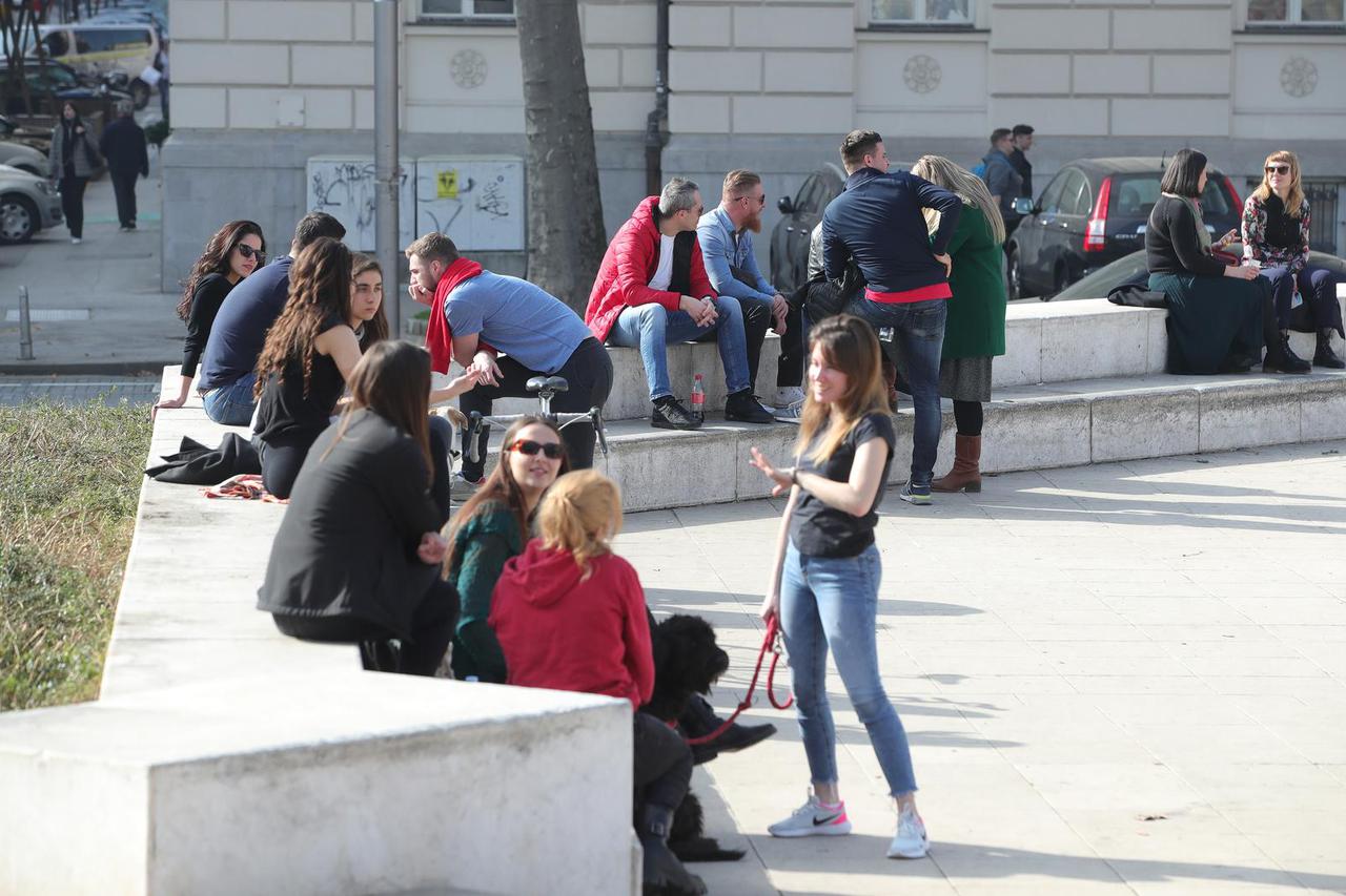 Zagreb: Mladi uživaju pod suncem na Trgu žrtava fašizma
