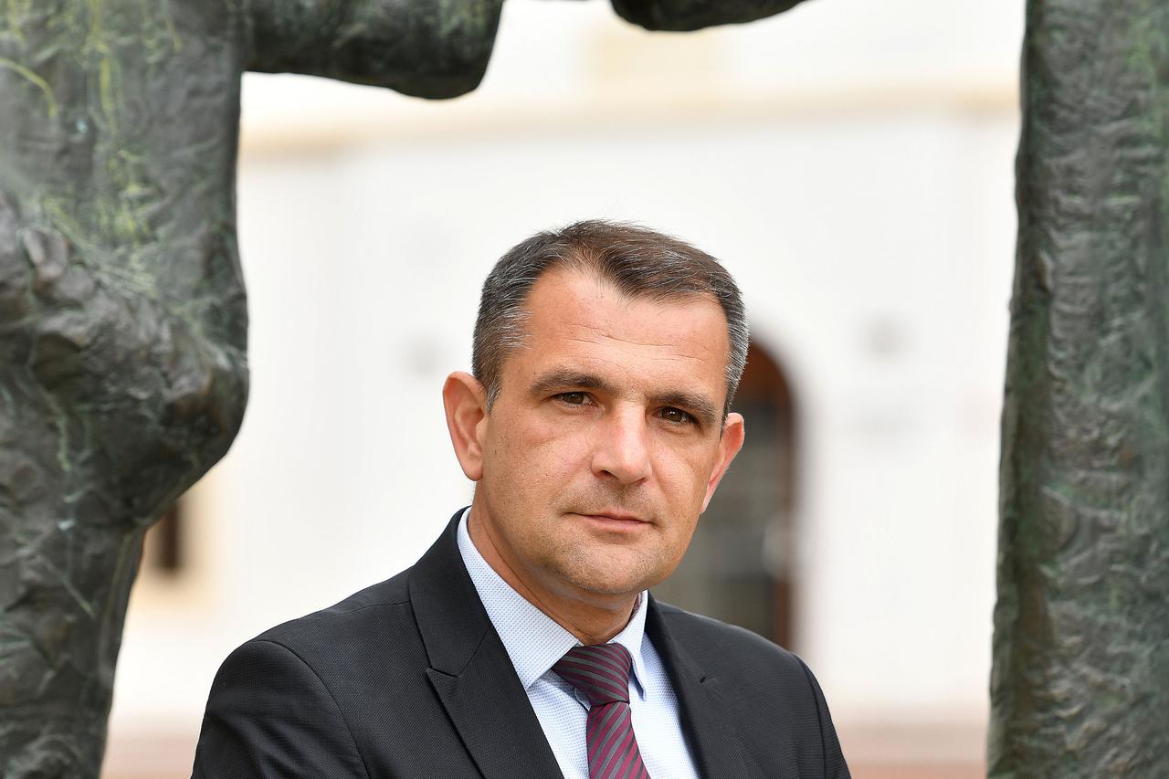 storyeditor/2024-04-25/posavec.jpg