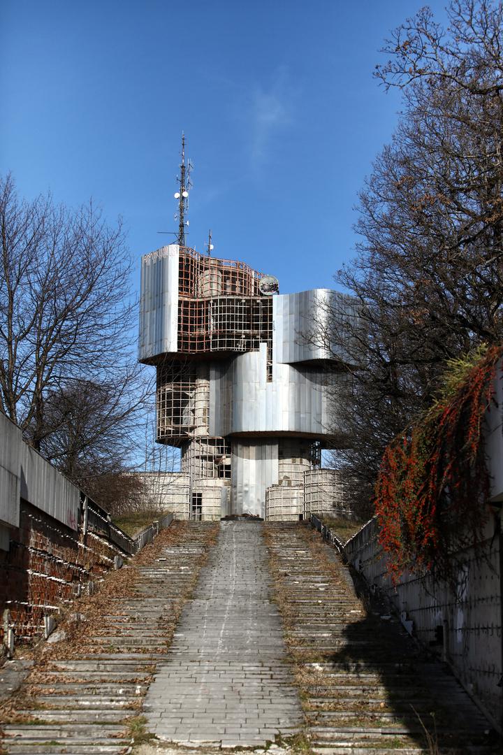 Danas, gotovo potpuno oguljen, predstavlja podsjetnik na propadanje i zaborav, no čak i kao ruševina, njegova brutalistička arhitektura ostavlja bez daha posjetitelje.