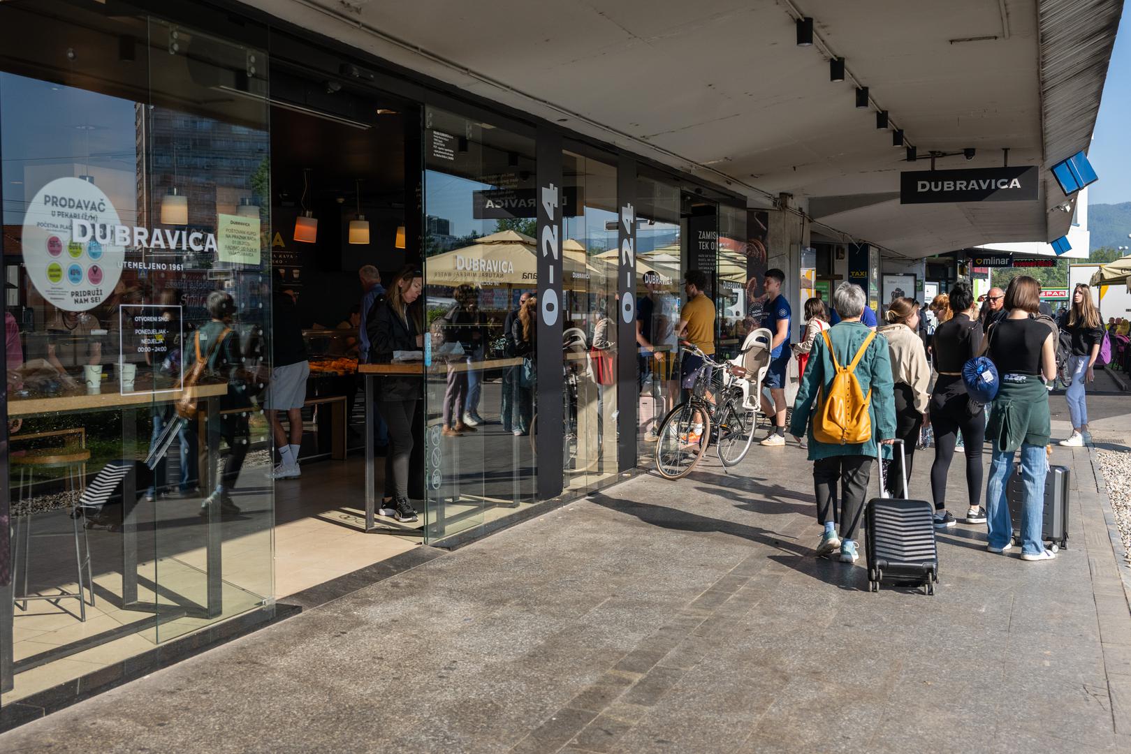 – Poštovani kupci, na Praznik rada 1. svibnja, radimo od 0-24h, vaša Dubravica – stoji tako u natpisu na vratima. 