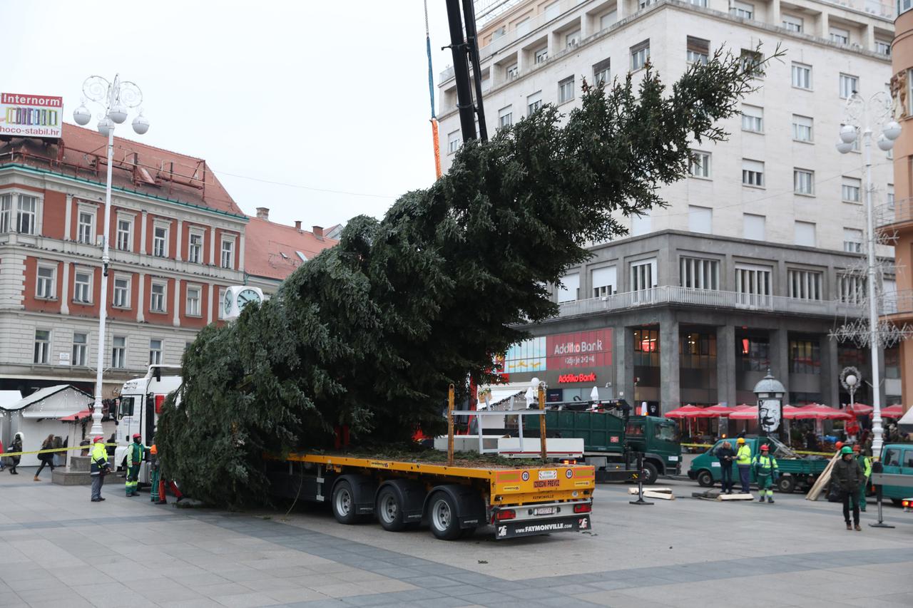 Radnici Zrinjevca postavili 20-metarski bor na Trg bana Jelačića