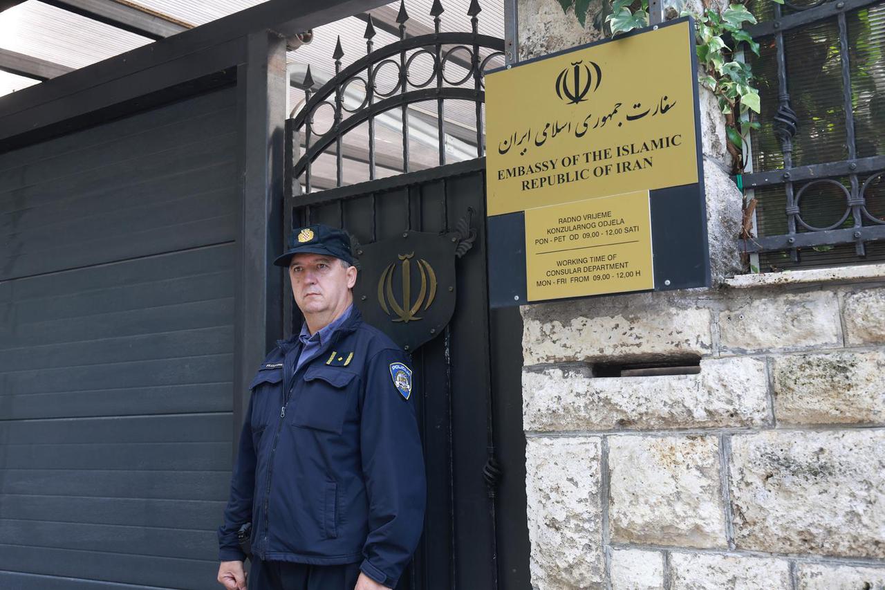 Iranka u suzama rezala kosu na prosvjedu u Zagrebu