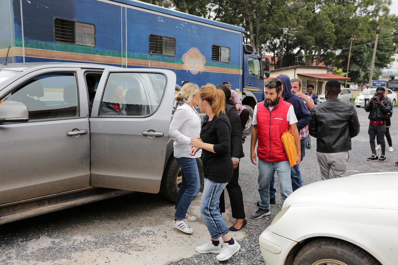Hrvatski državljani dolaze na sud u Ndoli