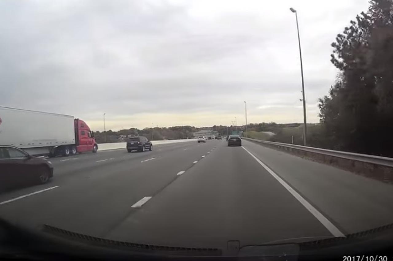 Kamion se zabio u Mazdu