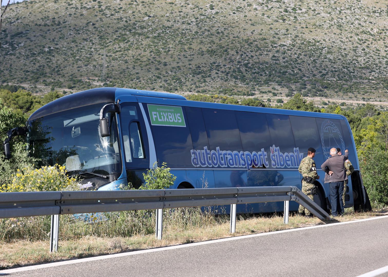 Na Županijskoj cesti između Šibenika i Tromilje, u blizini Bilica i Lugovića, dogodila se prometna nesreća u kojoj su sudjelovali autobus i osobno vozilo. Autobus je prevozio hrvatske vojnike iz Knina sa posla. Ozlijeđenih nije bilo.