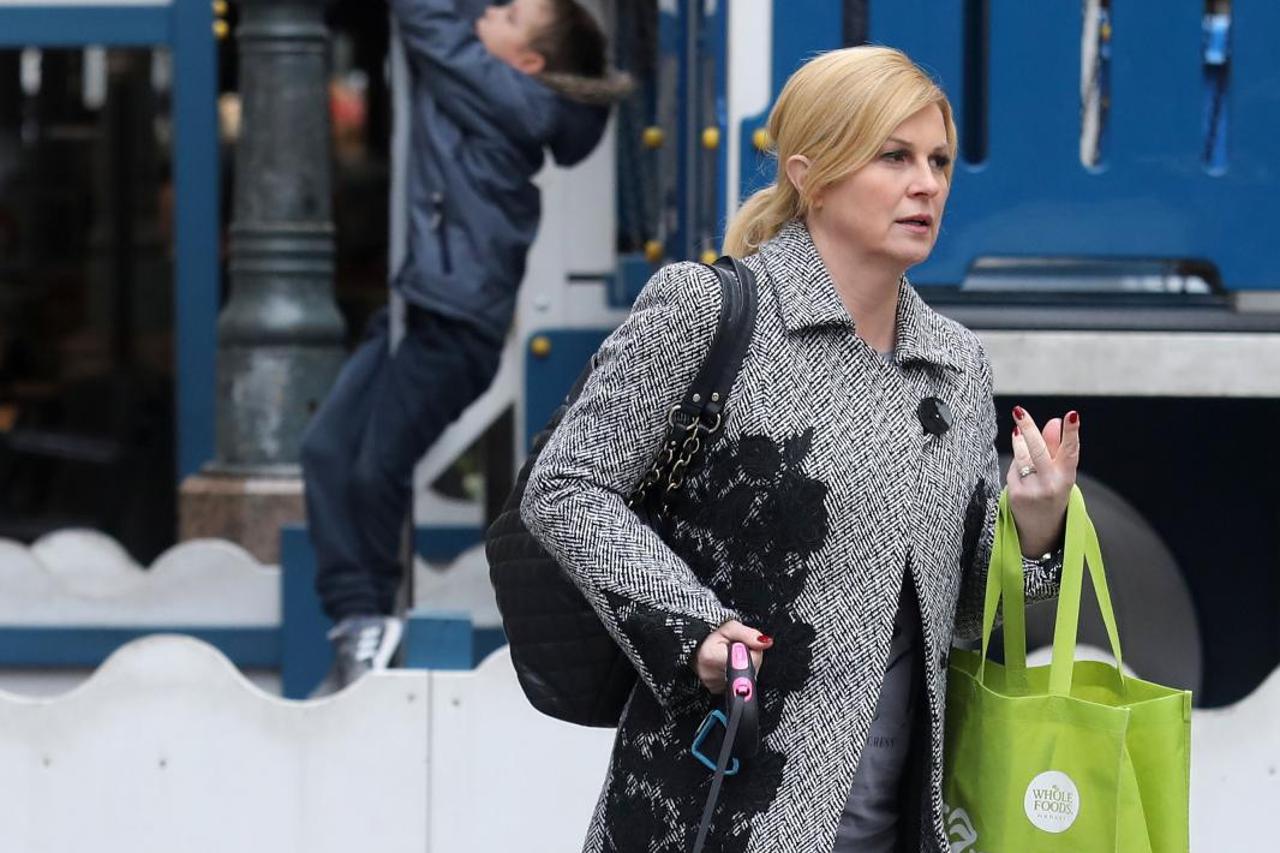 Zagreb: Bivša predsjednica Kolinda Grabar Kitarović prošetala je gradom u društvu svog ljubimca