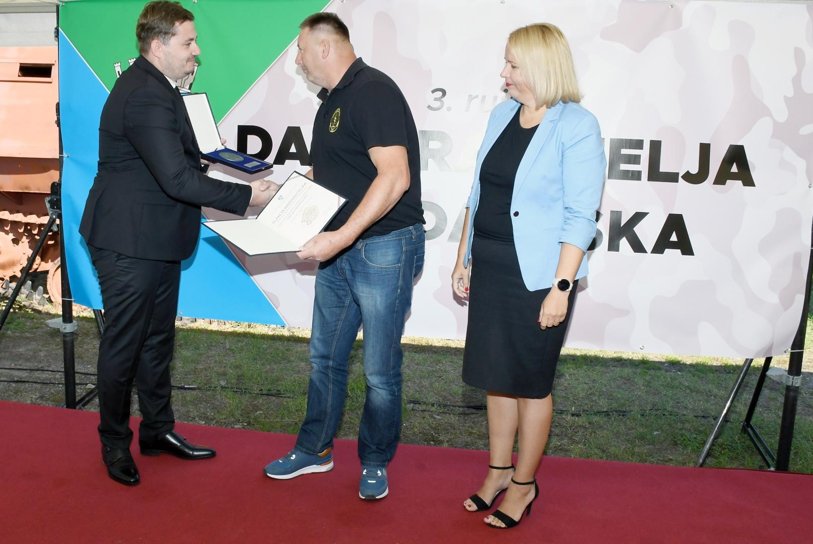 03.09.2021., Sisak - Povodom Dana branitelja grada Siska u bivsoj vojarni Barutana odrzana je svecana akademija i dodijela Plaketa Marijan Celjak - junak obrane grada Siska u Domovinskom ratu te je otvorena izlozba fotografija Mladena Knezevica-Gipsa.Photo: Nikola Cutuk/PIXSELL