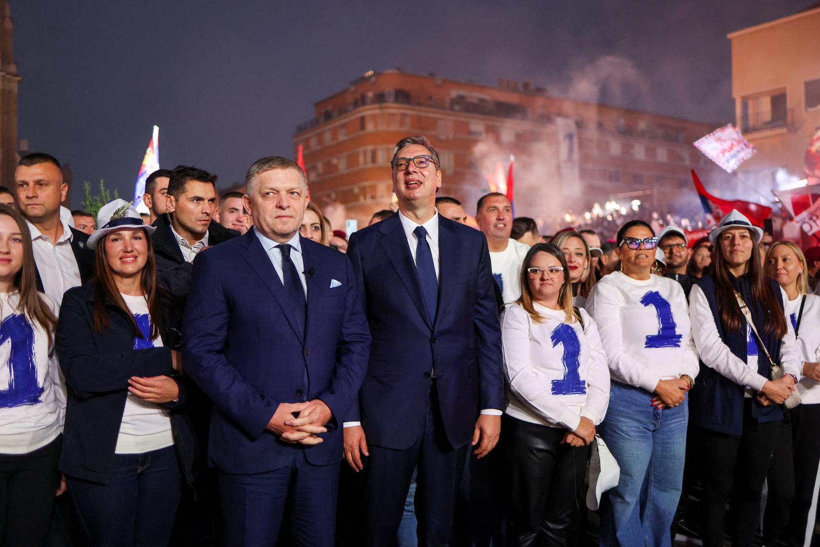 Vučić je u Novi Sad doputovao vlakom iz Beograda, a na Trg slobode stigao je zajedno s Ficom. Skup je započeo intoniranjem srpske himne 'Bože pravde', nakon čega se okupljenima na srpskom jeziku obratio slovački premijer.